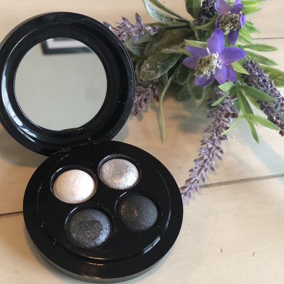 MAC A Waft of Grey Eyeshadow - Picture 2 of 6